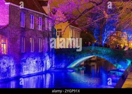 Belgique, Bruges, lumière de Noël sur le canal Groenerei Banque D'Images