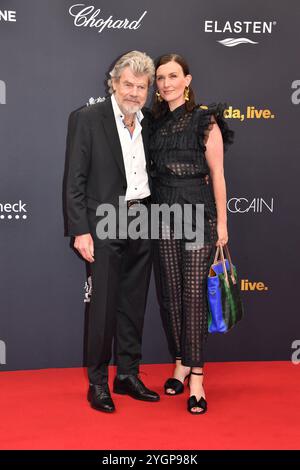 Reinhold Messner mit Ehefrau Diane Messner / Bambi 2024 / Verleihung des Goldenen REHS / Bavaria-Studios / München / 07. Novembre 2024 *** Reinhold Messner avec son épouse Diane Messner Bambi 2024 Prix des Golden Deer Bavaria Studios Munich 07 novembre 2024 Banque D'Images