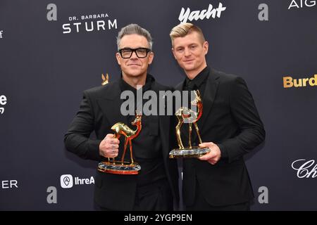 Robbie Williams und Toni Kroos / Bambi 2024 / Verleihung des Goldenen REHS / Bavaria-Studios / München / 07. Novembre 2024 *** Robbie Williams et Toni Kroos Bambi 2024 cérémonie de remise des prix du cerf d'or Bavaria Studios Munich 07 novembre 2024 Banque D'Images
