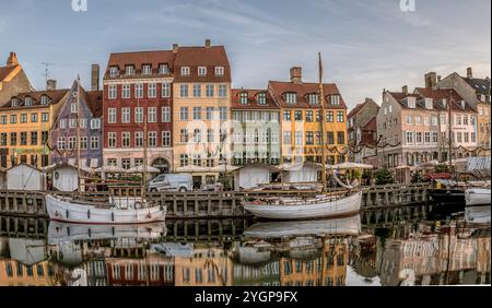 Nyhavn Copenhague avec des décorations de Noël et des reflets de maisons colorées dans le canal, Danemark, Novemner 2, 2024 Banque D'Images