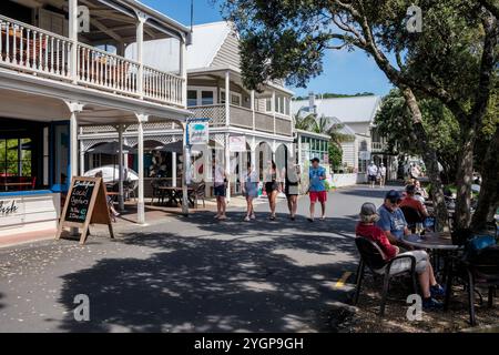 Une scène de rue à l'extérieur de l'hôtel Duke of Marlborough du XIXe siècle, The Strand, Russell, Bay of Islands, North Island, nouvelle-Zélande Banque D'Images