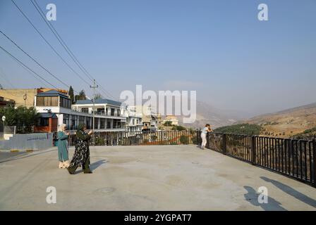 Touristes arrivant à un point de vue de l'emblématique Hamilton Road en Irak Banque D'Images