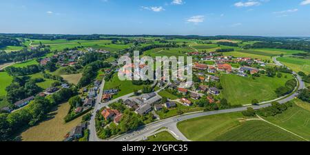 Blick auf das bayerische Alpenvorland am Tachinger See im Rupertiwinkel Sommer am Tachinger See rund um die Gemeinde Taching in Oberbaye Waging am See Banque D'Images