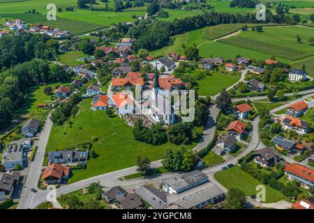 Blick auf das bayerische Alpenvorland am Tachinger See im Rupertiwinkel Sommer am Tachinger See rund um die Gemeinde Taching in Oberbaye Waging am See Banque D'Images