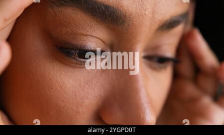 Close up femme afro-américaine massage frottant temples fille femme d'affaires étudiante surtravaillée épuisement fatigué maux de tête souffrir visage yeux travail Banque D'Images