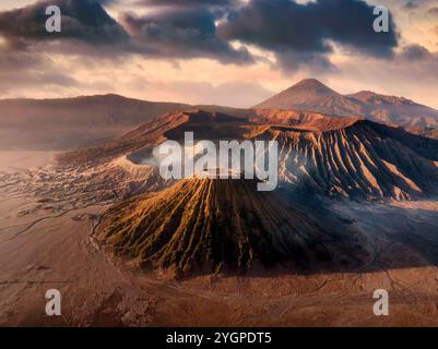Vue aérienne du majestueux volcan actif Mont bromo pendant le lever du soleil dans le parc national bromo Tengger Semeru à East Java, Indonésie Banque D'Images