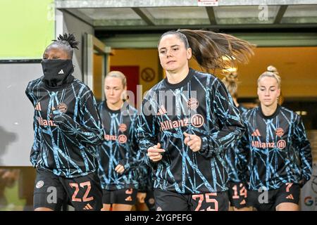 Magou Doucouré (FC Bayern Muenchen, #22) und Sarah Zadrazil (FC Bayern Muenchen, #25) fuehren das Team auf das Feld zum Warm-up, GER, SC Freiburg - FC Bayern Muenchen, Frauen-Fussball, Google Pixel Frauen-Bundesliga, 9. Spieltag, saison 2024/2025, 08.11.2024 LA RÉGLEMENTATION DFB INTERDIT TOUTE UTILISATION DE PHOTOGRAPHIES COMME SÉQUENCES D'IMAGES ET/OU QUASI-VIDÉO Foto : Eibner-Pressefoto/Thomas Hess Banque D'Images