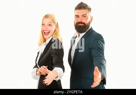 Deux hommes d'affaires qui se secouent la main. Homme d'affaires isolé - beau homme avec une femme debout sur fond blanc. Concept d'entreprise. Banque D'Images