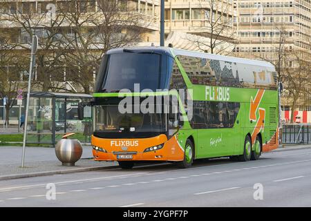 Bus de la marque FlixBus de la compagnie de transport allemande Flix, fournisseur de voyages en bus en Europe dans le centre-ville de Berlin en Allemagne Banque D'Images