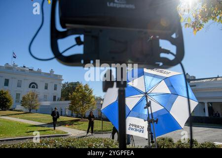 Washington, États-Unis. 08 novembre 2024. Les journalistes se préparent pour la journée à la Maison Blanche à Washington, DC, vendredi 8 novembre 2024. Photo de Rod Lamkey/Pool /ABACAPRESS. COM Credit : Abaca Press/Alamy Live News Banque D'Images