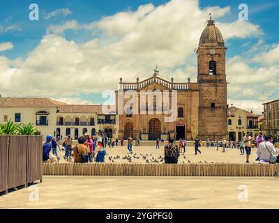 TUNJA, BOYACA, COLOMBIE - 18 octobre 2024 : la cathédrale principale de la ville, photographiée de l'autre côté de la Plaza de Bolivar, la place principale. Banque D'Images