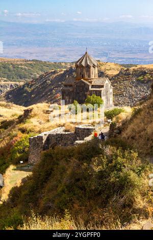 Vue célèbre sur l'ancienne église de Vahramashen du 11ème siècle, située près de la forteresse détruite d'Amberd dans la journée ensoleillée d'été. Falaise avec la rivière Arkashian Banque D'Images