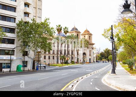 La rue de Mexico comprend de beaux bâtiments historiques, des arbres luxuriants et une grande tour de l'horloge, créant une vue urbaine pittoresque. Banque D'Images