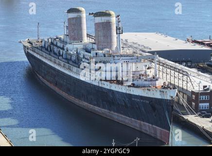 Philadelphie, PA, États-Unis. 8 novembre 2024. Le SS United States, vu amarré, devrait être déplacé le 14 novembre et être converti en récif artificiel devant être coulé en Floride. 8 novembre 2024, Philadelphie, Pennsylvanie. Crédit : MP34/Media Punch/Alamy Live News Banque D'Images