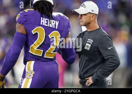Baltimore, MD, États-Unis. 7 novembre 2024. Derrick Henry (22 ans) s'entretient avec John Harbaugh, entraîneur-chef des Ravens de Baltimore, avant un match contre les Bengals de Cincinnati au M&T Bank Stadium de Baltimore, Maryland. Photo/ Mike Buscher/Cal Sport Media/Alamy Live News Banque D'Images