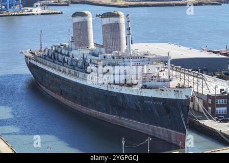 Philadelphie, PA, États-Unis. 8 novembre 2024. Le SS United States, vu amarré, devrait être déplacé le 14 novembre et être converti en récif artificiel devant être coulé en Floride. 8 novembre 2024, Philadelphie, Pennsylvanie. Crédit : MP34/Media Punch/Alamy Live News Banque D'Images