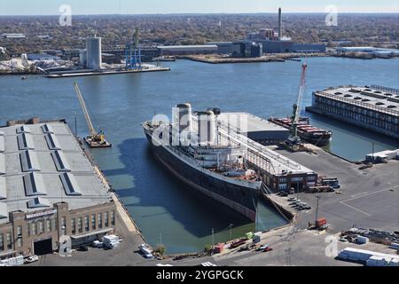 Philadelphie, PA, États-Unis. 8 novembre 2024. Le SS United States, vu amarré, devrait être déplacé le 14 novembre et être converti en récif artificiel devant être coulé en Floride. 8 novembre 2024, Philadelphie, Pennsylvanie. Crédit : MP34/Media Punch/Alamy Live News Banque D'Images