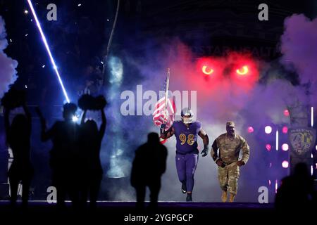 7 novembre 2024 : Travis Jones (98) est introduit avant un match contre les Bengals de Cincinnati au M&T Bank Stadium de Baltimore, Maryland. Les membres de la Garde nationale de l'air du Maryland et de l'armée sortent du tunnel aux côtés de chaque joueur dans le cadre des reconnaissances spéciales Salute to Service. Photo/ Mike Buscher/Cal Sport Media Banque D'Images