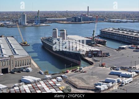 Philadelphie, PA, États-Unis. 8 novembre 2024. Le SS United States, vu amarré, devrait être déplacé le 14 novembre et être converti en récif artificiel devant être coulé en Floride. 8 novembre 2024, Philadelphie, Pennsylvanie. Crédit : MP34/Media Punch/Alamy Live News Banque D'Images