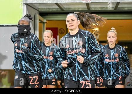 Freiburg, Deutschland. 08 novembre 2024. Magou Doucouré (FC Bayern Muenchen, #22) und Sarah Zadrazil (FC Bayern Muenchen, #25) fuehren das Team auf das Feld zum Warm-up, GER, SC Freiburg - FC Bayern Muenchen, Frauen-Fussball, Google Pixel Frauen-Bundesliga, 9. Spieltag, saison 2024/2025, 08.11.2024 LA RÉGLEMENTATION DFB INTERDIT TOUTE UTILISATION DE PHOTOGRAPHIES COMME SÉQUENCES D'IMAGES ET/OU QUASI-VIDÉO Foto : Eibner-Pressefoto/Thomas Hess Credit : dpa/Alamy Live News Banque D'Images