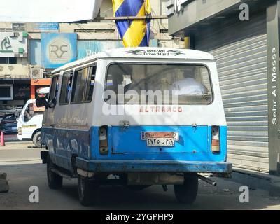 Le Caire, Égypte, octobre 28 2024 : véhicules de transport du Caire pour passagers, minibus, microbus, ou minibus, un véhicule à moteur de transport de passagers qui Banque D'Images