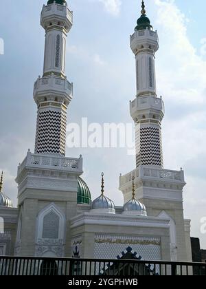 Le Caire, Egypte, octobre 31 2024 : un haut minaret et le dôme d'une nouvelle mosquée à la lumière du jour, les mosquées sont le lieu de culte et de prière pour les musulmans cinq Banque D'Images