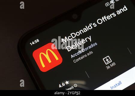 8 novembre 2024, Brésil. Dans cette illustration photo, le logo de l'application McDonald's est affiché sur l'écran d'un téléphone intelligent Banque D'Images