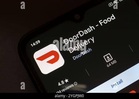 8 novembre 2024, Brésil. Dans cette illustration photo, le logo de l'application DoorDash - Food Delivery est affiché sur l'écran d'un smartphone Banque D'Images