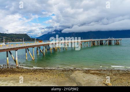 Quai de bateau de croisière vide avec vue sur l'océan et les nuages à Haines, Alaska Banque D'Images