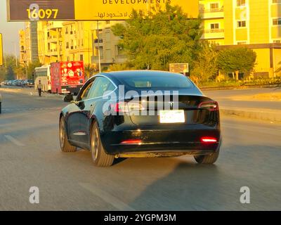 Le Caire, Égypte, octobre 31 2024 : une voiture noire Tesla sur la route, Tesla, Inc. est une multinationale américaine spécialisée dans l'automobile et l'énergie propre Banque D'Images