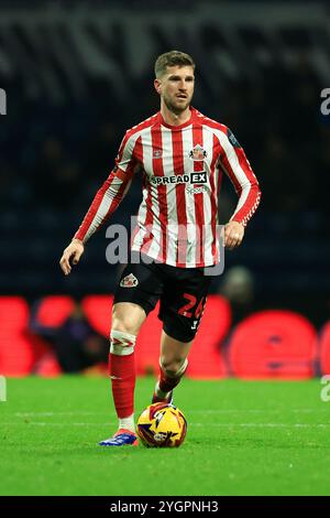 Chris Mepham de Sunderland court avec le ballon lors du Sky Bet Championship match au Deepdale Stadium, Preston. Date de la photo : mercredi 6 novembre 2024. Banque D'Images