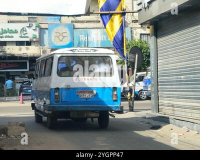 Le Caire, Égypte, octobre 28 2024 : véhicules de transport du Caire pour passagers, minibus, microbus, ou minibus, un véhicule à moteur de transport de passagers qui Banque D'Images