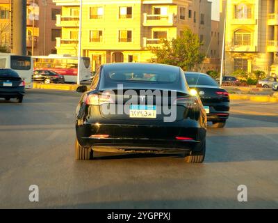 Le Caire, Égypte, octobre 31 2024 : une voiture noire Tesla sur la route, Tesla, Inc. est une multinationale américaine spécialisée dans l'automobile et l'énergie propre Banque D'Images