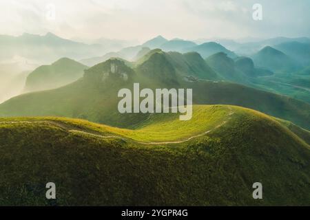 Vue aérienne de la belle colline d'herbe de Ba Guang, chaîne de montagnes avec brouillard sur la montagne le matin à Ha Lang, Cao Bang, Vietnam Banque D'Images