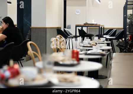 Viladecans. Espagne - 08 novembre 2024 : un café branché avec des tables vides après les heures d'ouverture, mettant en valeur l'intérieur élégant et l'ambiance relaxante. Le Banque D'Images