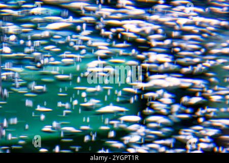 bulles d'air d'eau flou de mouvement dans un cylindre d'eau reflets, fond abstrait Banque D'Images