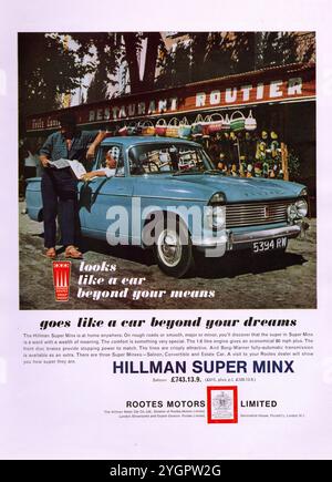 Publicité vintage Hillman Super Minx 1963, femme conduisant hillman super Minx et homme penchant avec un journal Banque D'Images