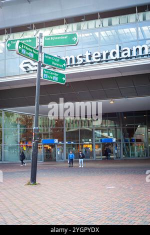 Panneau de direction pour piétons et cyclistes sur une place moderne de la ville à la gare Amsterdam Bijlmer Arena. Banque D'Images