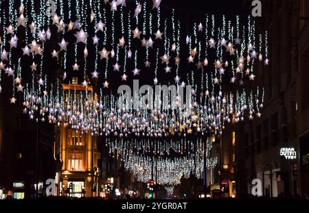 Londres, Royaume-Uni. 8 novembre 2024. Lumières de Noël dans Oxford Street. Crédit : Vuk Valcic/Alamy Live News Banque D'Images