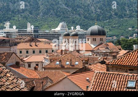 Kotor, Monténégro - 23 juillet 2024 : bateau de croisière Silver Ray derrière des toits rouges dans le port de Kotor. Banque D'Images