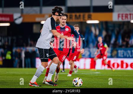 V.L. Fabio Gruber (SC Verl, #02), Sigurd Haugen (FC Hansa Rostock, #18) GER, SC Verl v. FC Hansa Rostock, Fussball, 3. Liga, 14. Spieltag, Spielzeit 2024/2025, 08.11.2024 le Règlement DFL interdit toute utilisation de photographes comme séquences d'images et/ou quasi-vidéo. Foto : Eibner-Pressefoto/Jan Rollinger Banque D'Images