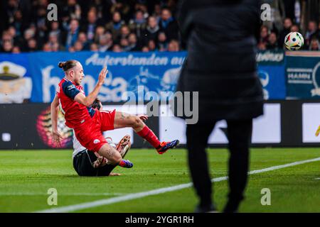 V.L. Adrien Lebeau (FC Hansa Rostock, #14), Marcel Benger (SC Verl, #23) GER, SC Verl v. FC Hansa Rostock, Fussball, 3. Liga, 14. Spieltag, Spielzeit 2024/2025, 08.11.2024 le Règlement DFL interdit toute utilisation de photographes comme séquences d'images et/ou quasi-vidéo. Foto : Eibner-Pressefoto/Jan Rollinger Banque D'Images