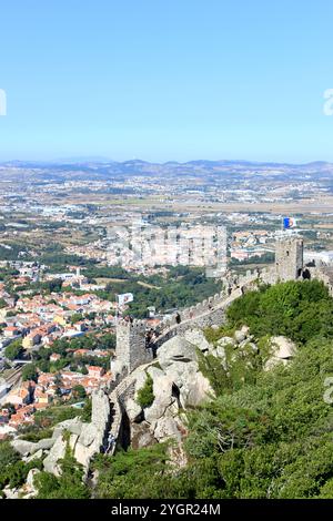 Sintra, Portugal - 16 août 2016. Vue aérienne de Castelo dos Mouros ou Château mauresque, avec les visiteurs et Sintra en arrière-plan sur un ClearDay Banque D'Images
