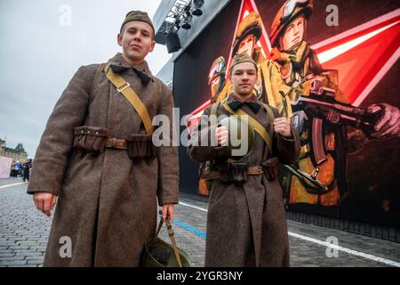 Moscou, Russie. 8 novembre 2024. Des personnes portant l'uniforme de la seconde Guerre mondiale participent à une représentation théâtrale dans un musée en plein air de la place Rouge, dédié à l'histoire de la défense de Moscou. L'exposition marque le 83e anniversaire de la parade historique de la place Rouge du 7 novembre 1941, lorsque les troupes de l'Armée Rouge partaient pour les lignes de front de la seconde Guerre mondiale pour défendre Moscou contre les forces nazies. Crédit : Nikolay Vinokurov/Alamy Live News Banque D'Images