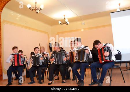 Rzhev, région de Tver, Russie, 26 mai 2023. Des étudiants talentueux de Bayan présentent leurs compétences en performance d'ensemble. Banque D'Images