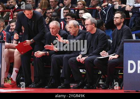 Milan, Italie. 07 novembre 2024. Italie, Milan, 2024 11 07 : Ettore Messina (entraîneur Armani) dans le banc au 2ème quart-temps lors du match de basket EA7 Emporio Armani Milan vs Real Madrid, EuroLeague 2024-2025 Round 8, Unipol ForumItalie, Milan, 2024 11 07 : EA7 Emporio Armani Milan vs Real Madrid, EuroLeague 2024/2025, Round 8, disputé au Forum Unipol. (Photo de Fabrizio Andrea Bertani/Pacific Press/Sipa USA) crédit : Sipa USA/Alamy Live News Banque D'Images
