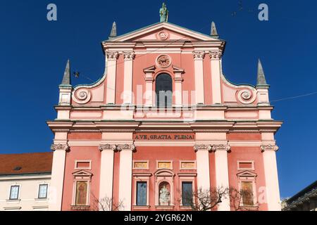 Ljubljana : place Preseren (Preseren trg), avec l'église franciscaine de l'Annonciation. Slovénie Banque D'Images