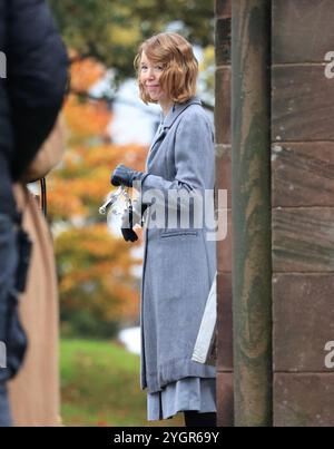 Le comédien Jimmy Carr fait ses débuts dans le film Fackham Hall filmant à Thornton Hough, Wirral Banque D'Images