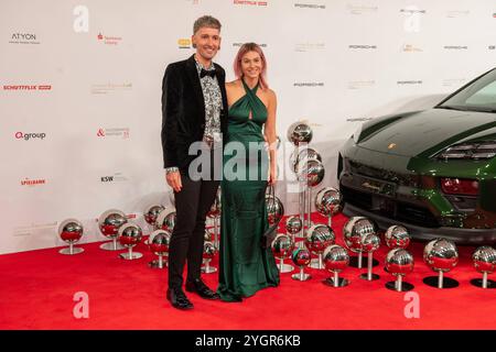 Leipzig - 29. Leipziger Opernball auf dem Augustusplatz 08.11.2024 Leipzig, Augustusplatz Oper Leipzig Im Foto : Fabian Kahl Bares für rares, Trödelhändler, mit Freundin Yvonne Arnolds AM 8. Novembre 2024 findet in der Oper Leipzig der 29. État de Leipziger Opernball Dazu sind erneut Dutzende nationale und internationale Stars eingeladen. Leipzig Oper Leipzig Sachsen Deutschland *** Leipzig 29 Leipzig Opera Ball on Augustusplatz 08 11 2024 Leipzig, Augustusplatz Opera Leipzig sur la photo Fabian Kahl Bares für rares , trafiquant de jonque, avec sa petite amie Yvonne Arnolds le 8 novembre 2024, le 29 Leipzi Banque D'Images