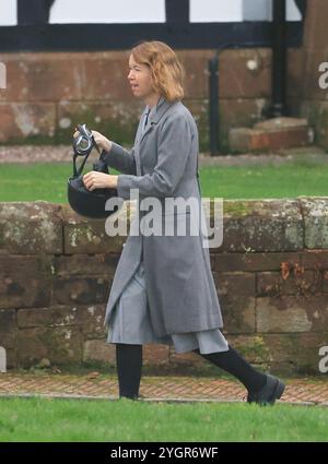 Le comédien Jimmy Carr fait ses débuts dans le film Fackham Hall filmant à Thornton Hough, Wirral Banque D'Images